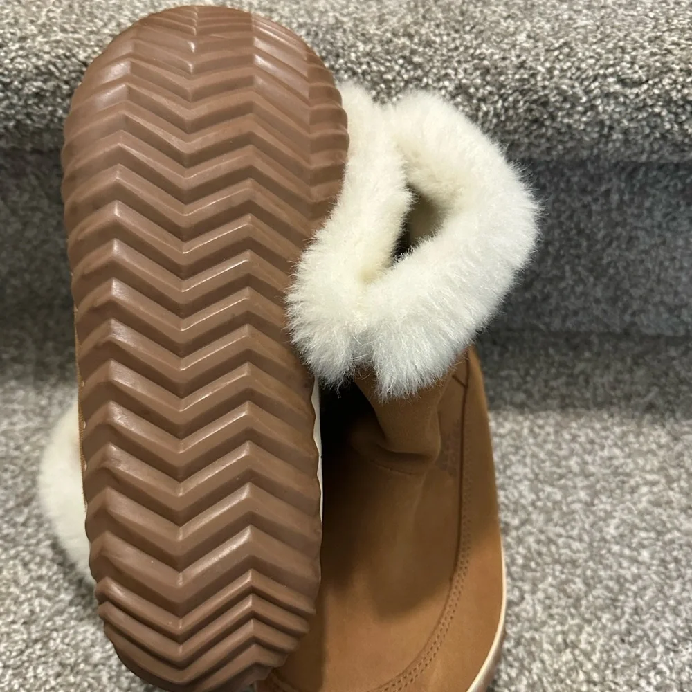 Sorel Tan Winter Boots with White Shearling - Picture 3 of 3